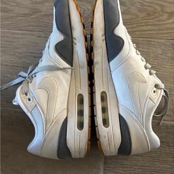 Nike Gray and White Sneakers with Rubber Sole - Picture 3 of 6
